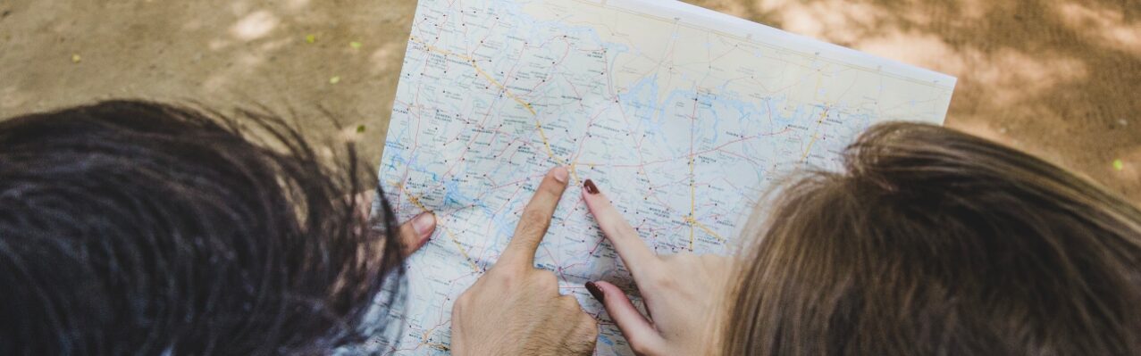 couple-pointing-map