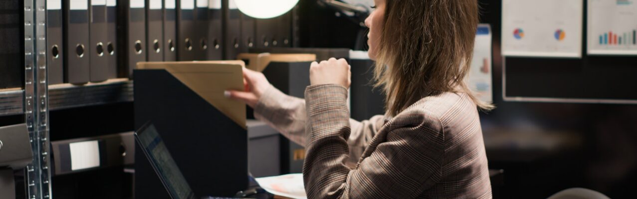 detective-office-workstation