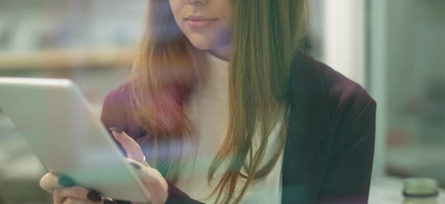 woman-using-digital-tablet-while-eating-salad