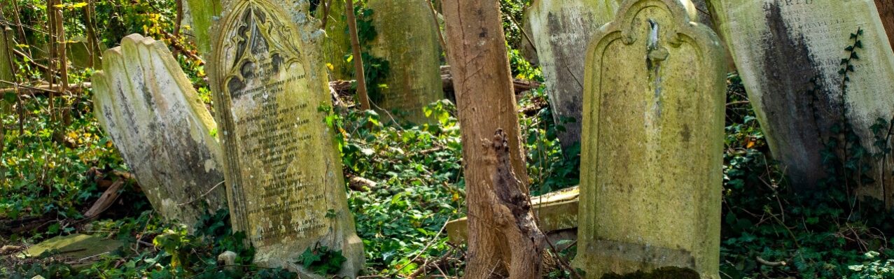 gravestones-nunhead-cemetery-london-england-daytime.jpg