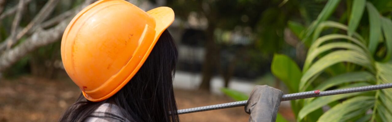 group-steel-rod-tight-by-chain-lift-up-construction-site.jpg