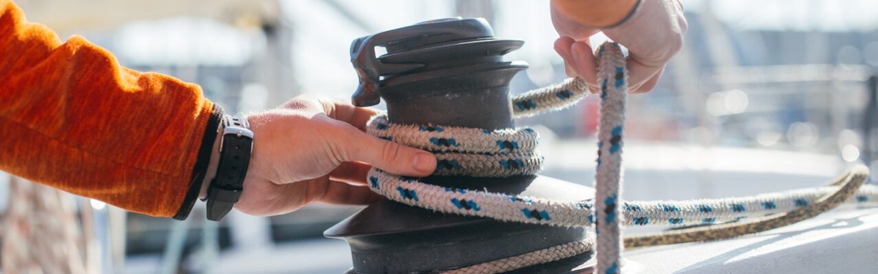 professional-sailor-yachtsman-tights-tensions-cable-wire-rope-mechanical-winch-sailboat-yacht.jpg