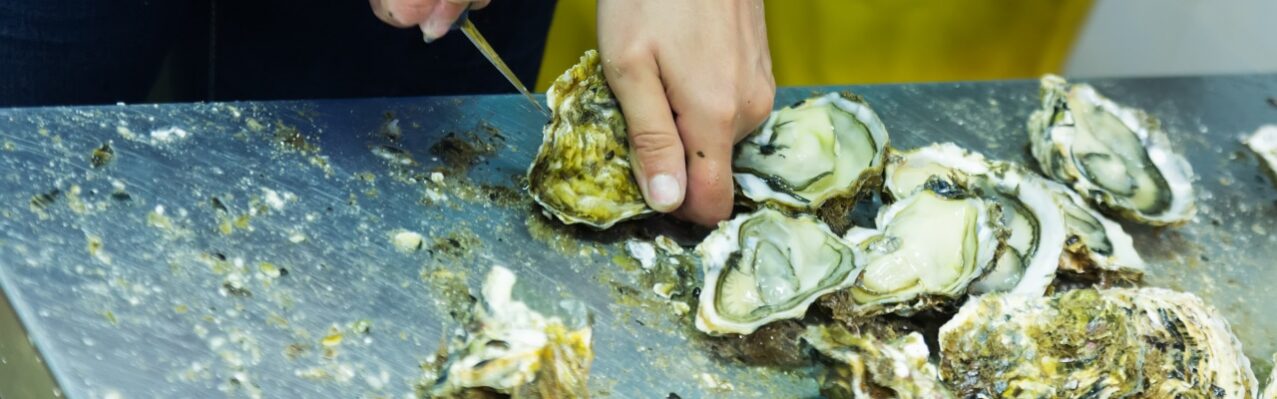 worker-opening-oysters.jpg
