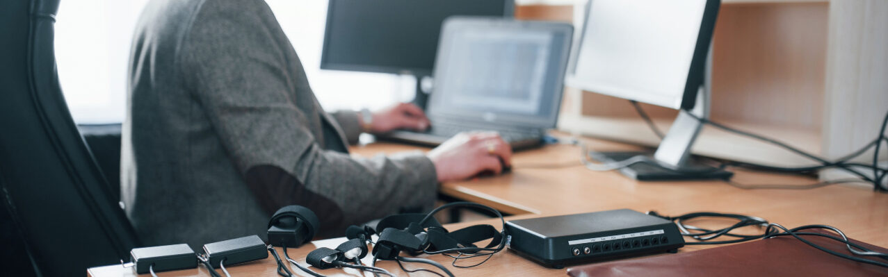 professional-is-work-polygraph-examiner-office-with-his-lie-detector-s-equipment.jpg