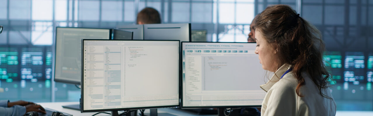 team-leader-discussing-with-data-center-employees-making-announcement.jpg