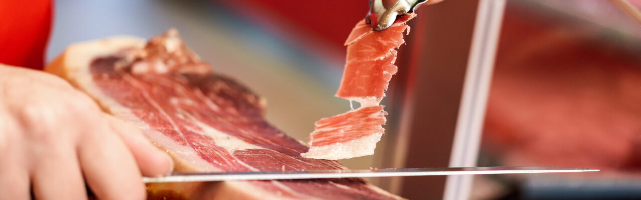 cortador-profesional-que-talla-rebanadas-de-un-jamon-serrano-entero-con-hueso (1).jpg
