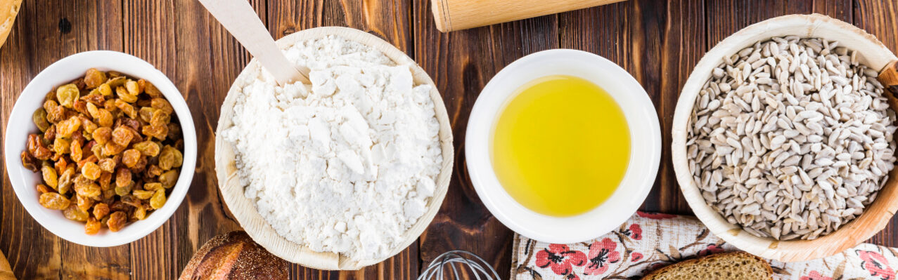 fila-de-ingredientes-con-panes-caseros-en-la-mesa-de-madera.jpg
