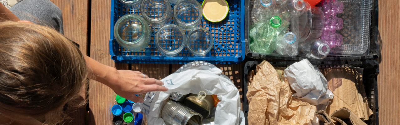 persona-haciendo-reciclaje-selectivo-de-basura (1).jpg