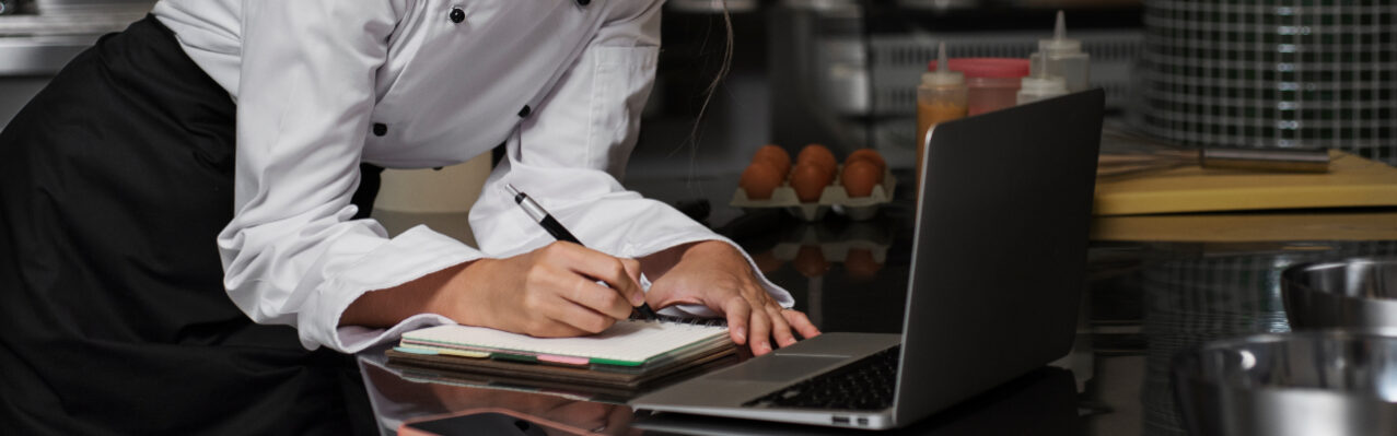cocinera-en-la-cocina-usando-un-dispositivo-portatil.jpg