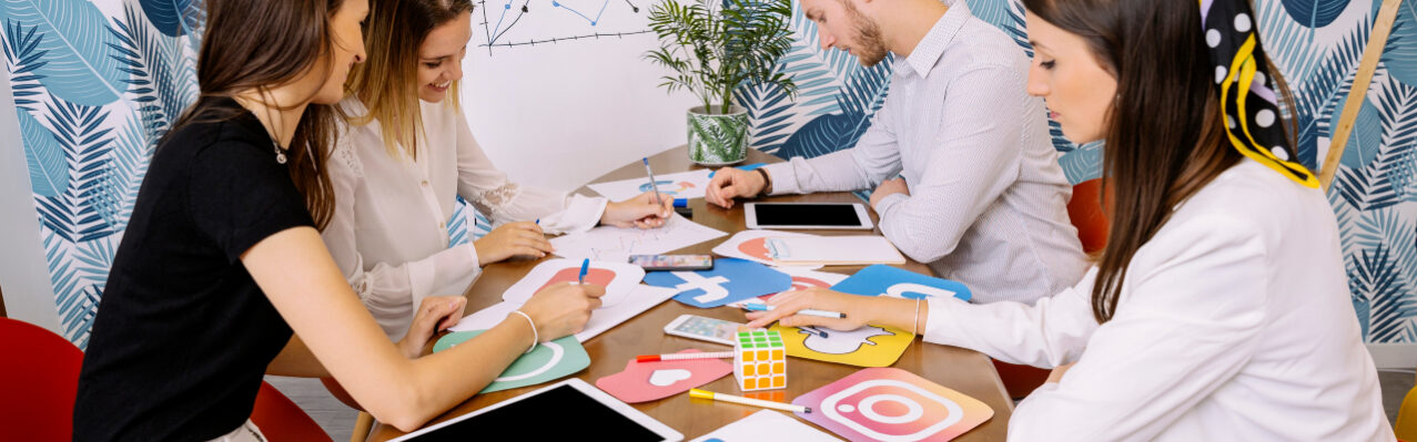 grupo-de-empresarios-planeando-en-la-aplicacion-de-redes-sociales.jpg