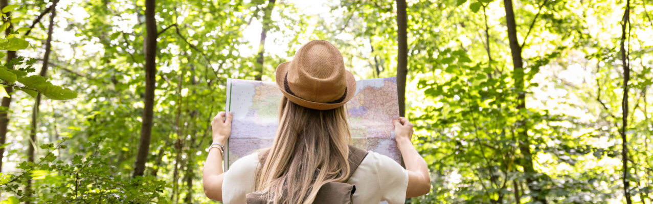 mujer-mirando-el-mapa-desde-atras.jpg