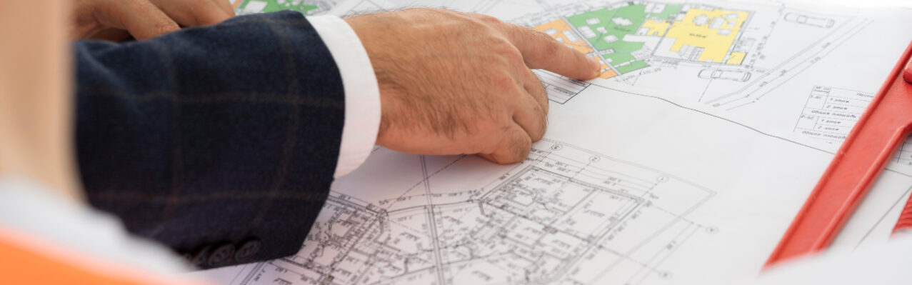 trabajador-de-la-construccion-y-la-construccion-en-el-sitio.jpg