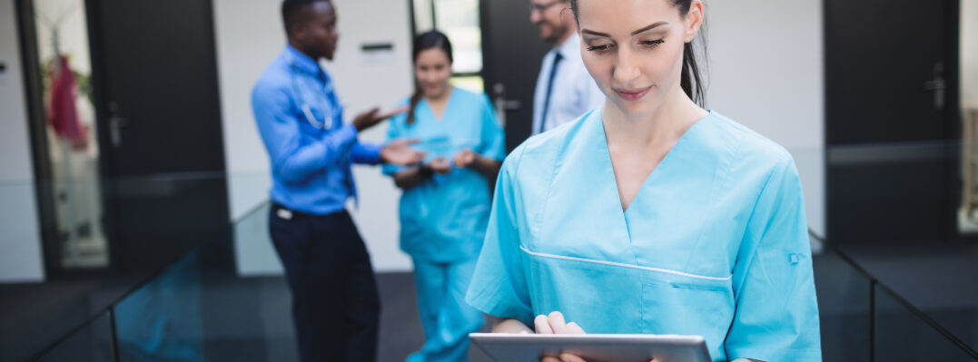 enfermera-con-tableta-digital-en-el-pasillo-del-hospital.jpg