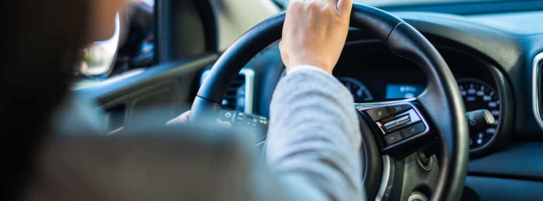 la-empresaria-conduciendo-su-coche-en-la-ciudad.jpg