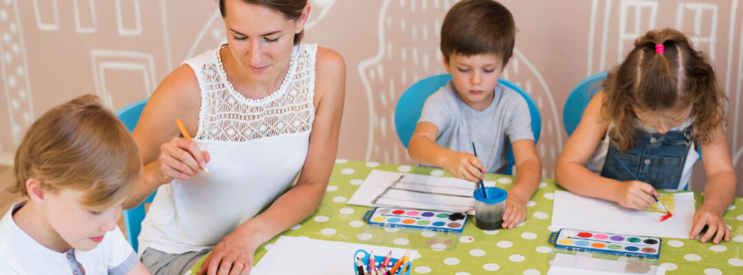 ninos-de-tiro-medio-pintando-en-la-mesa.jpg