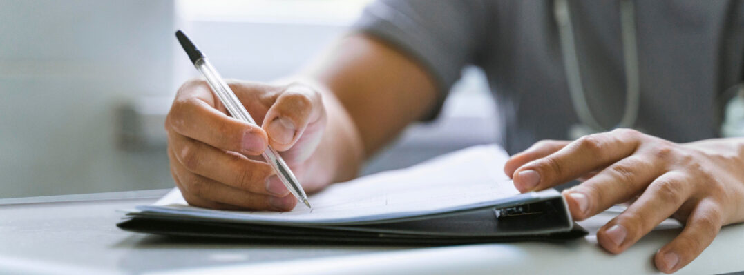 vista-frontal-del-medico-escribiendo-una-receta.jpg