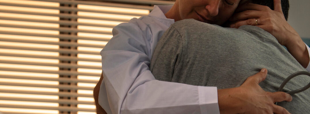 doctor-consolando-un-amigo-de-su-paciente.jpg