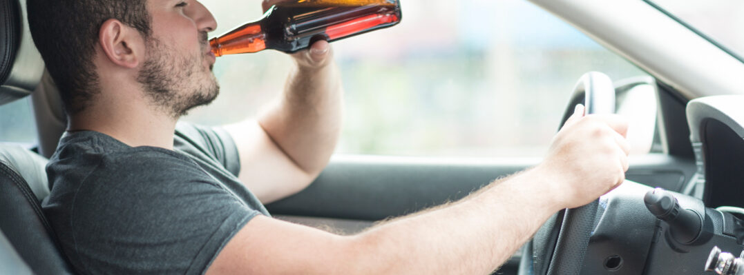 hombre-bebiendo-cerveza-en-coche.jpg