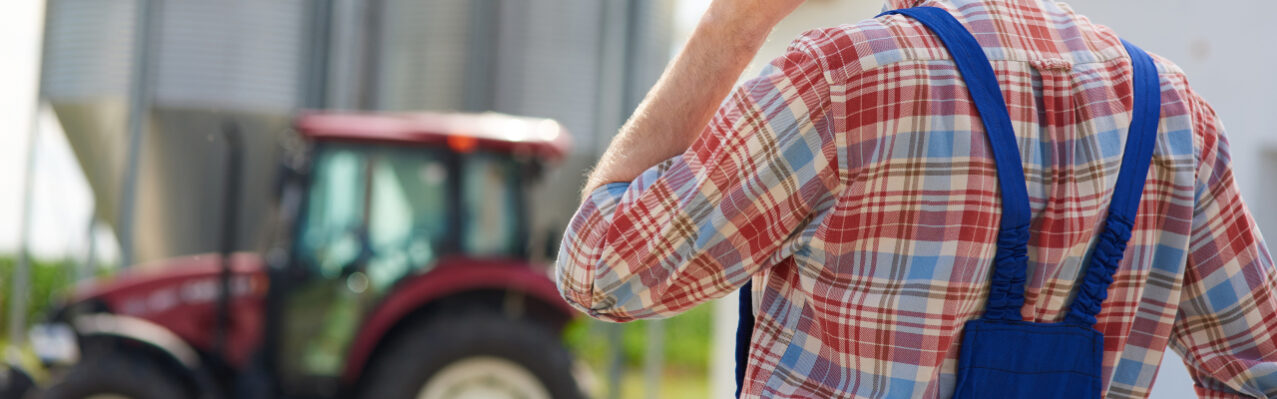 joven-agricultor-cuidando-su-negocio (1).jpg