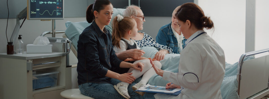 medico-explicando-la-radiografia-la-hija-de-un-paciente-enfermo-en-la-sala-del-hospital-doctora-que-muestra-los-resultados-del-diagnost.jpg