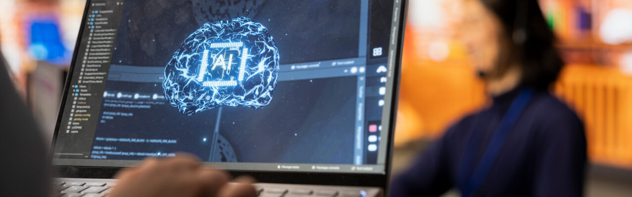 trabajador-de-un-centro-de-llamadas-que-utiliza-tecnologia-de-ia-en-una-computadora-portatil-para-responder-los-clientes-en-primer-plan.jpg